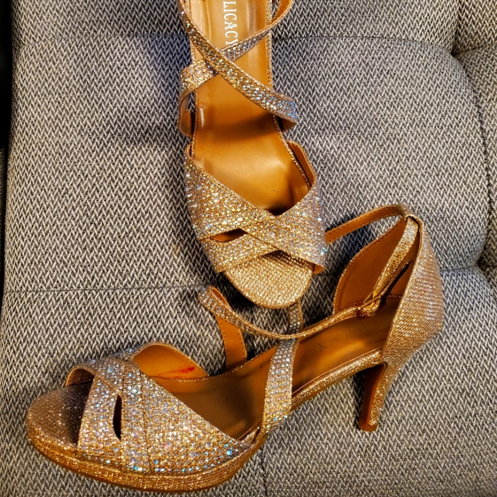 Size 7.5 Delicacy champagne heels